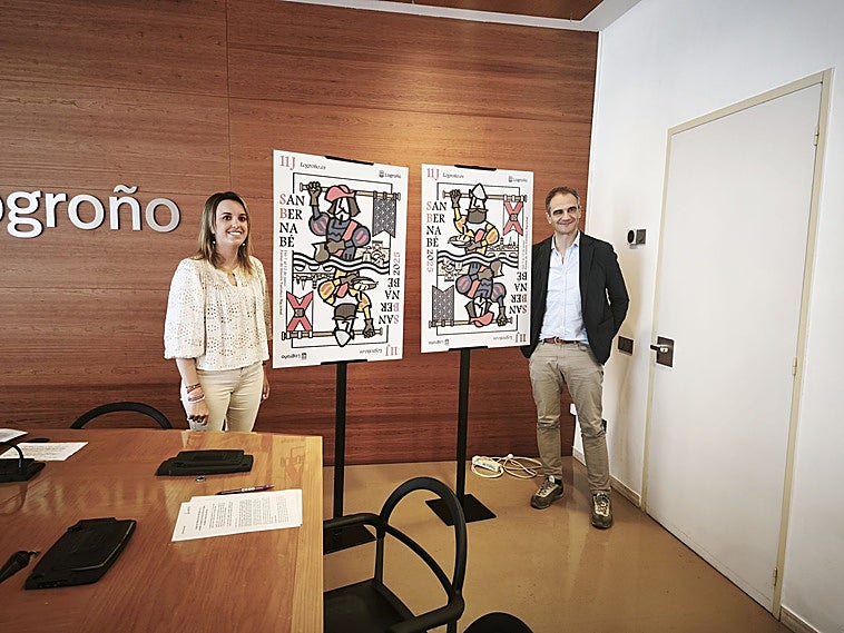 Los concejales de Festejos y Promoción de la Ciudad, Laura Lázaro y Miguel Sáinz, junto al cartel de las fiestas.