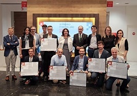 Los responsables de las empresas premiadas, junto a los promotores del certamen.