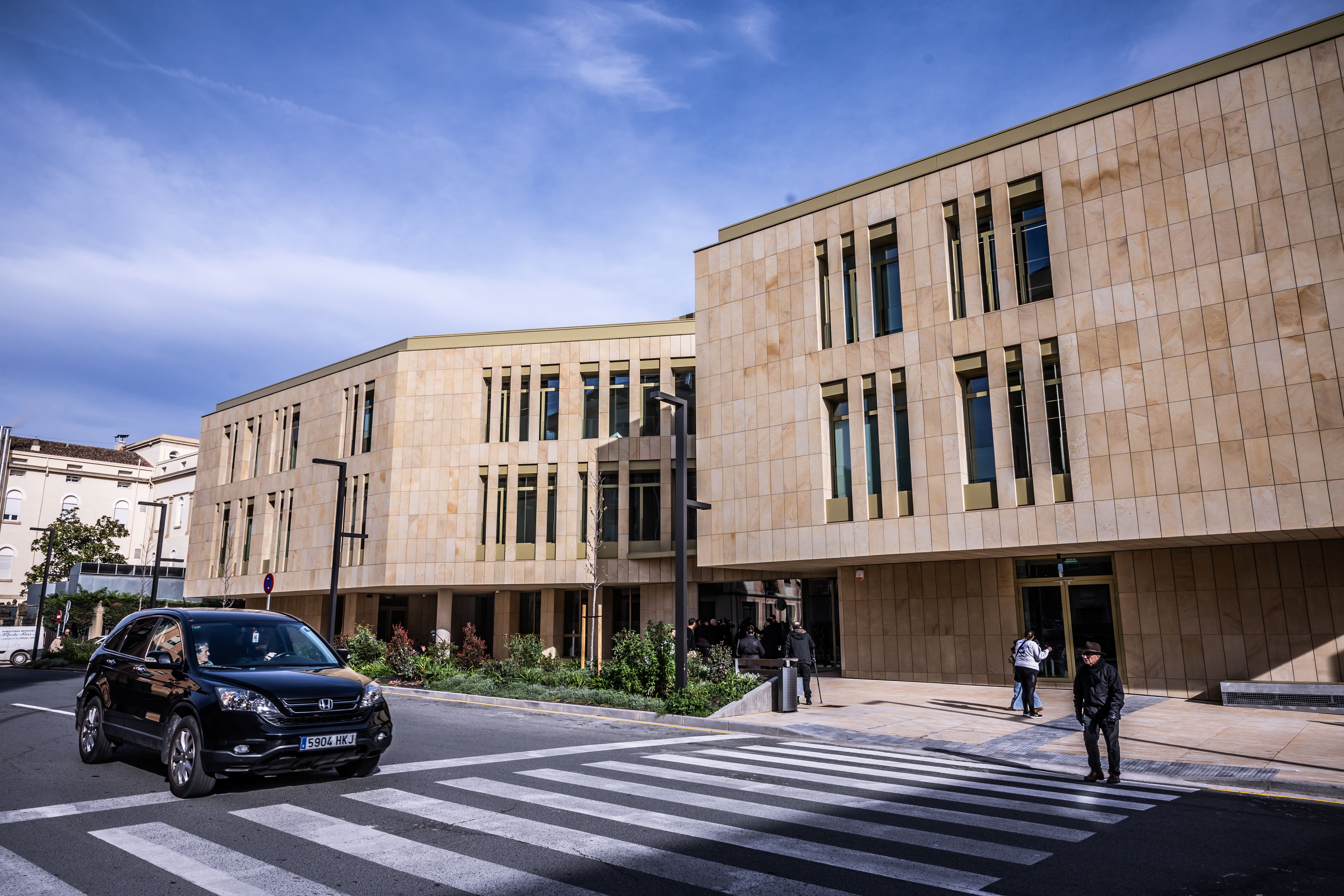 Vista de la fachada principal del nuevo centro de salud de La Villanueva, en la capital riojana.