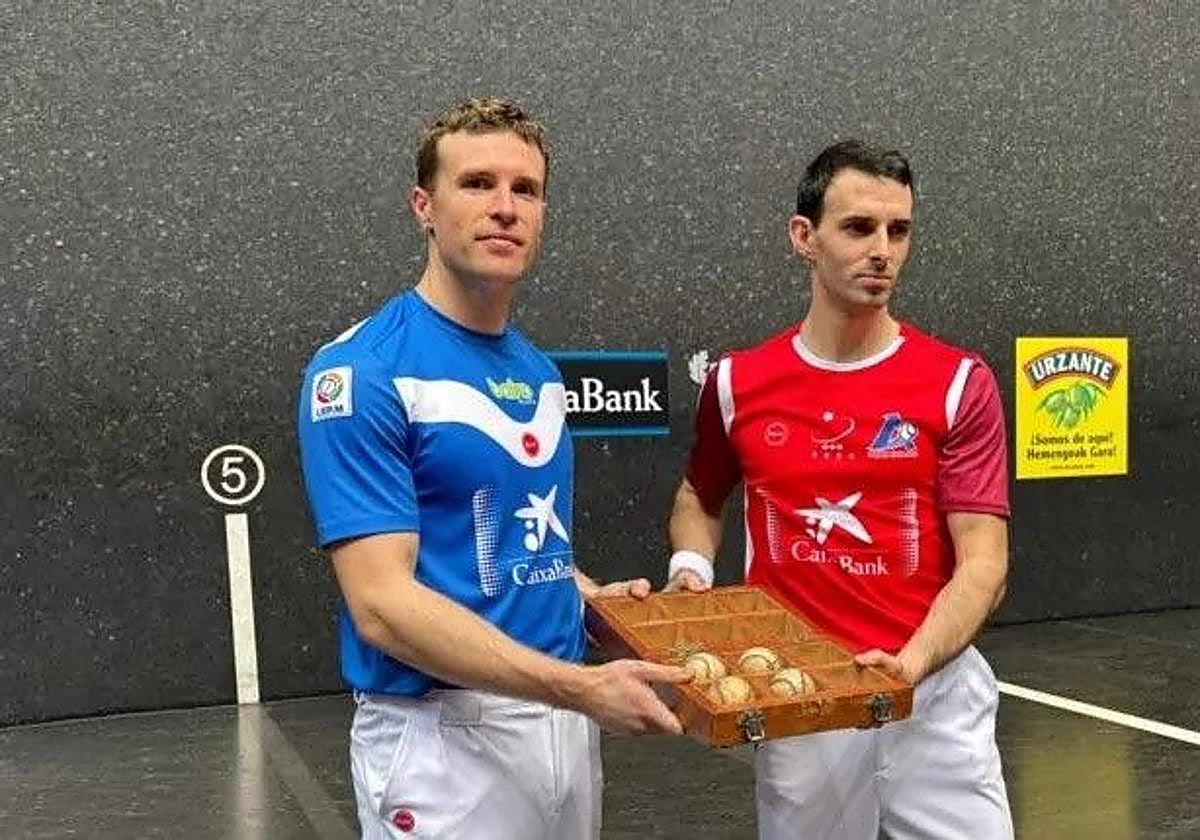 Artola y Altuna posan con las cuatro pelotas elegidas para jugar la final.