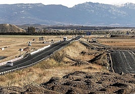 Imagen de archivo de las obras de la A-12 o autovía del camino, a la altura de Grañón, el único tramo pendiente en territorio riojano.