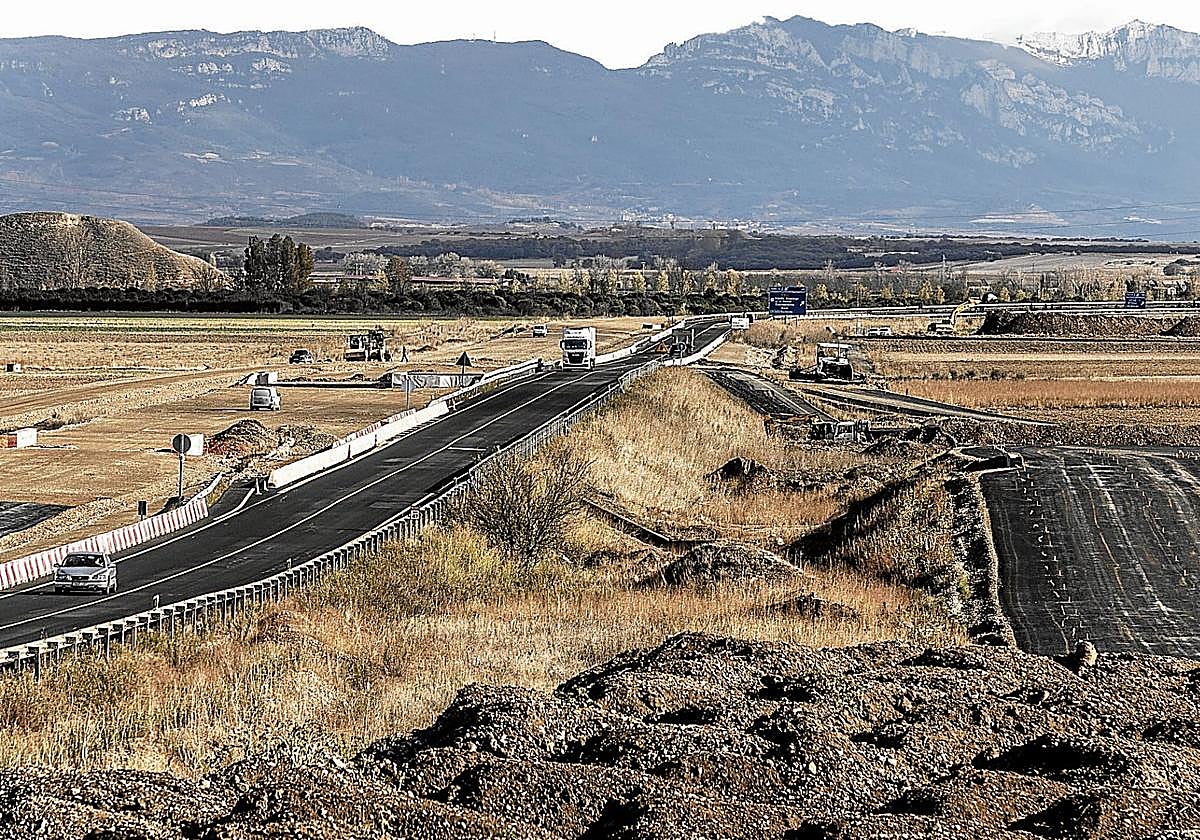 Imagen de archivo de las obras de la A-12 o autovía del camino, a la altura de Grañón, el único tramo pendiente en territorio riojano.