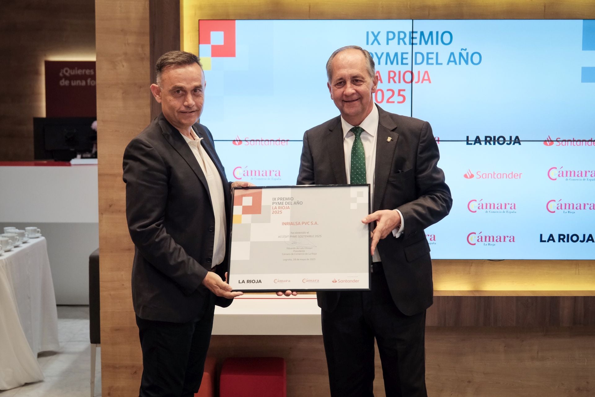 Alejandro Gea, de Irialsa, con su diploma que le acredita como pyme sostenible 2025.