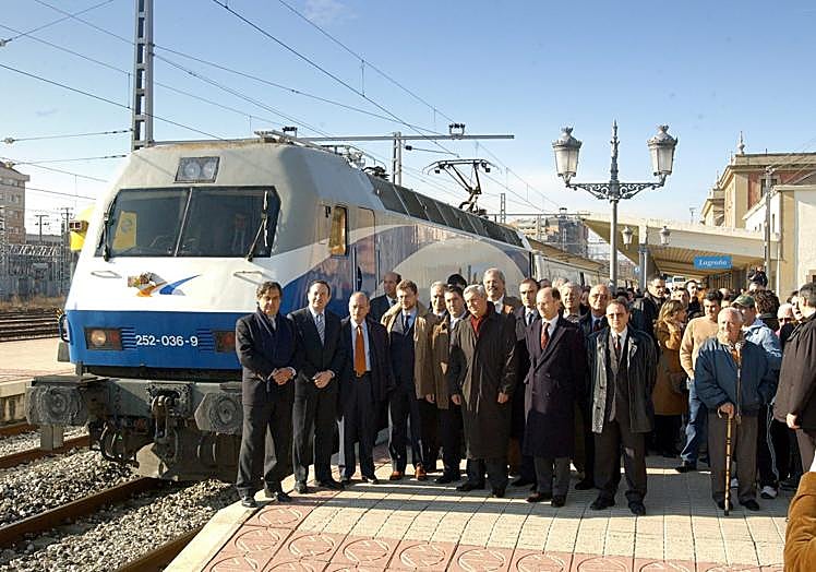 Autoridades regionales y locales durante la presentación del tren Altaria que entró en servicio en enero de 2004.