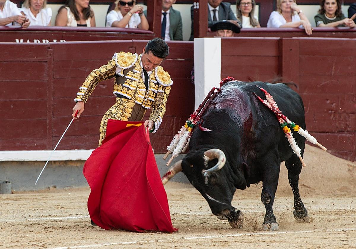 Urdiales da un torerísimo remate a 'Castor', primero de su lote.