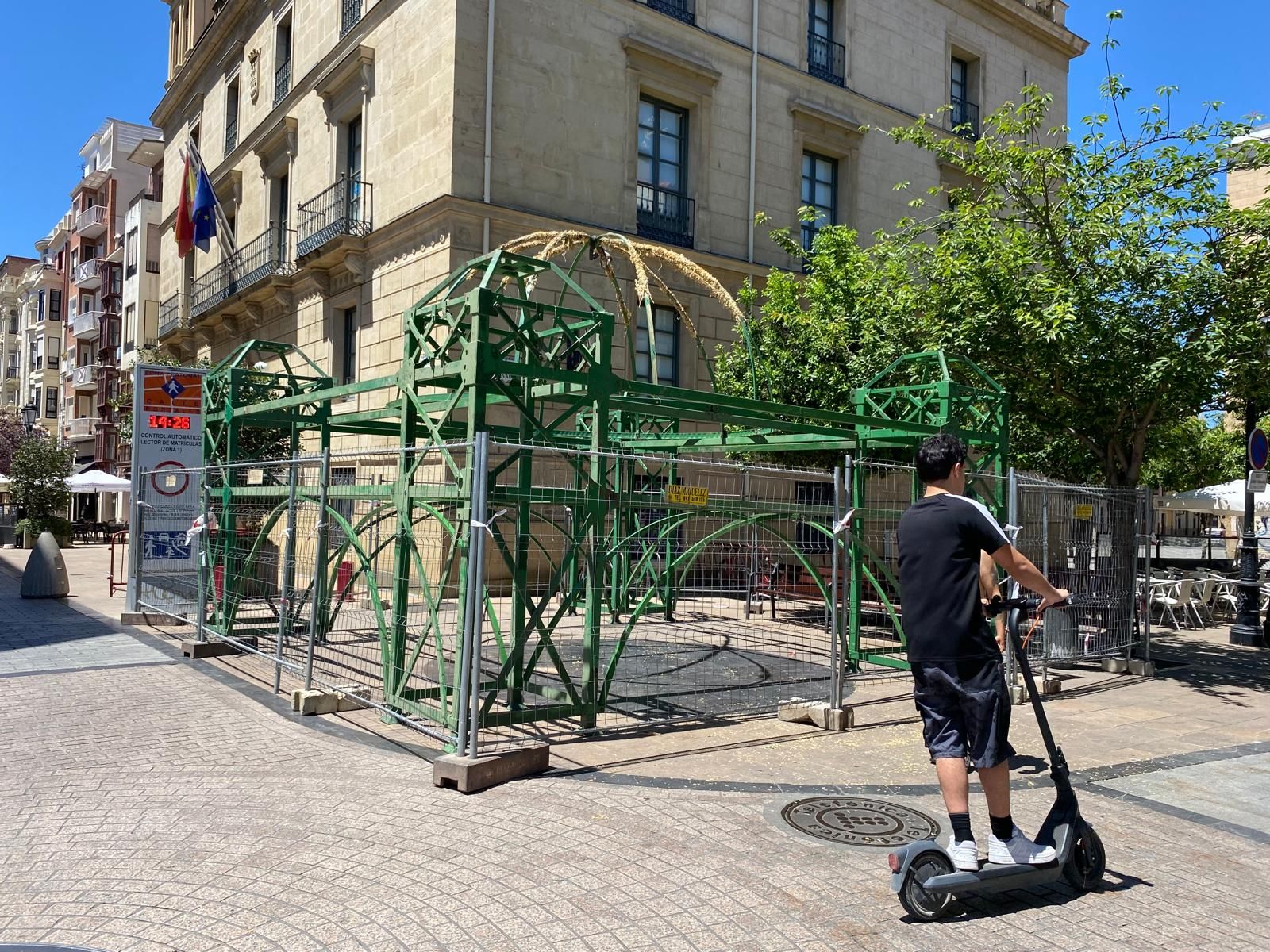 El arco de boj de San Bernabé ha empezado a montarse este mismo jueves por operarios del Parque Municipal de Servicios.
