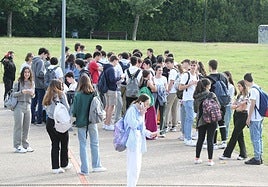 Compás de espera en la anterior convocatoria de las puebras de acceso a la universidad.