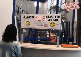 Una usuaria observa el contador de días sin cobrar que acumulan los trabajadores de La Gota de Leche.