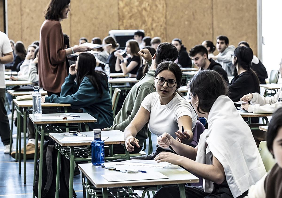 Dos alumnas charlan antes de empezar un examen de años anteriores.