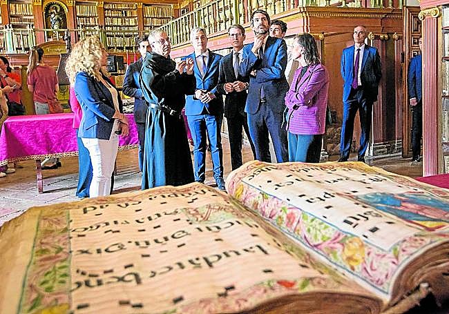 El ministro Urtasun y el presidente del Gobierno riojano, Gonzalo Capellán, este jueves en la Biblioteca de Yuso.