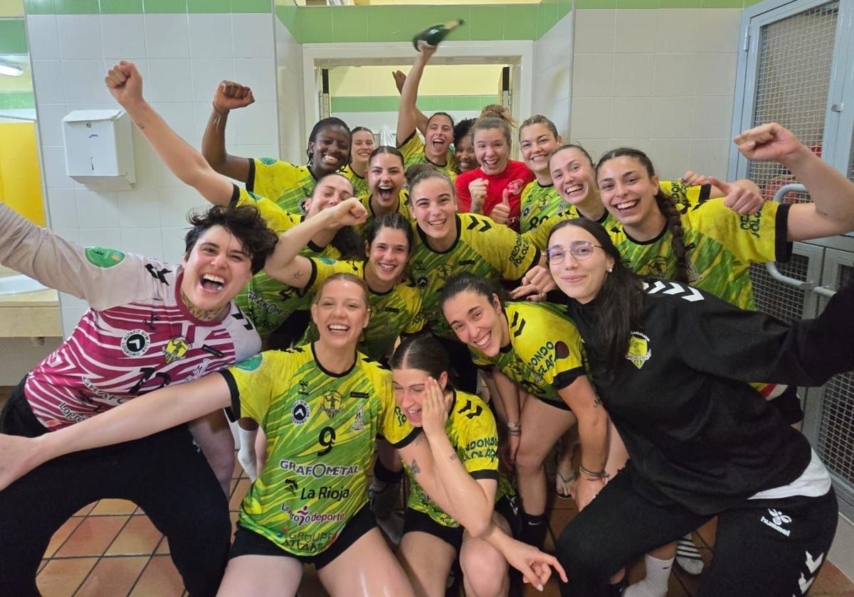 Las jugadoras del Grafometal celebran el triunfo en Elda que significó la permanencia en la categoría.
