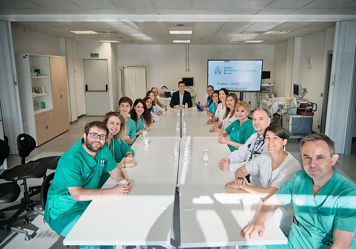 Imagen principal - Profesionales en la sala de reuniones; Marisol Gómez e Inmaculada Marín, enfermeras de Reanimación; y el doctor Enrique Chicote, y la enfermera Elena Cervantes, ambos de Intensivos, con el informático y técnico de Simulación del centro, Paco Vázquez.