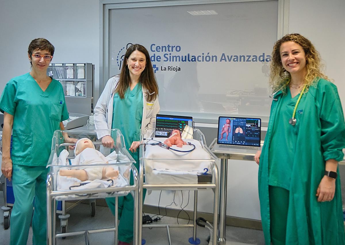 Imagen secundaria 1 - Serafín Andrés Pérez, de Cirugía General; Bibiana Riaño, Maialen Kortabarria y Ana Ibiricu, de Pediatría, con Luna y Paul; y Carmina Salvador, de Ginecología.
