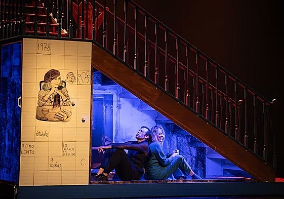 Emma Suárez y Alberto Iglesias, en una escena de 'El cuarto de atrás'.