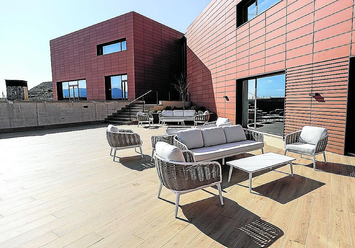 Imagen principal - Terraza de Faustino Rivero Ulecia, arriba; la nueva de Martínez Lacuesta y la de Contino.