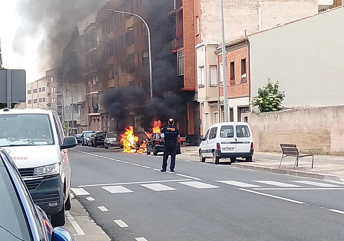 Arde un coche que se encontraba aparcado en Santo Domingo