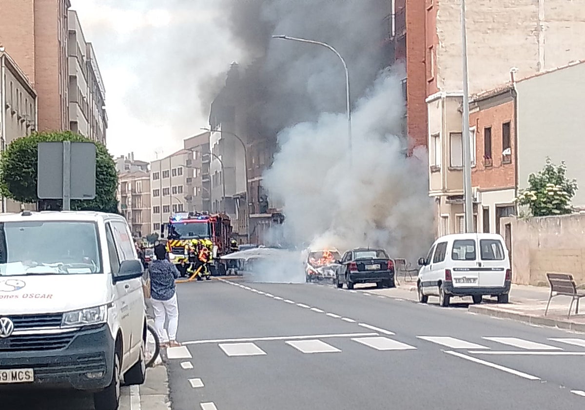 Imagen principal - Arde un coche que se encontraba aparcado en Santo Domingo