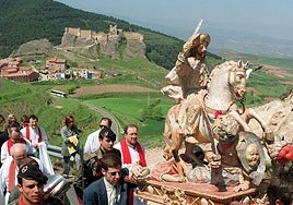 Procesión a la Basílica de Santiago, con el castillo de Clavijo de fondo, años atrás.