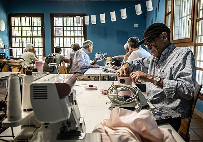 Un grupo de voluntarios se reúnen en la UPL para tratar de arreglar pequeños electrodomésticos y prendas de ropa a fin de alargar sus vidas útiles.