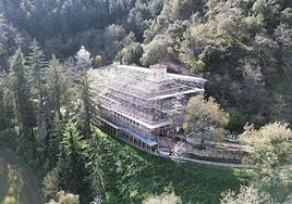 Monasterio de San Millán de Suso, cubierto del andamiaje protector.