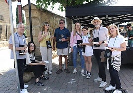 Una cuadrilla de Zaragoza disfruta de la cata en el Mercado de Ollauri.