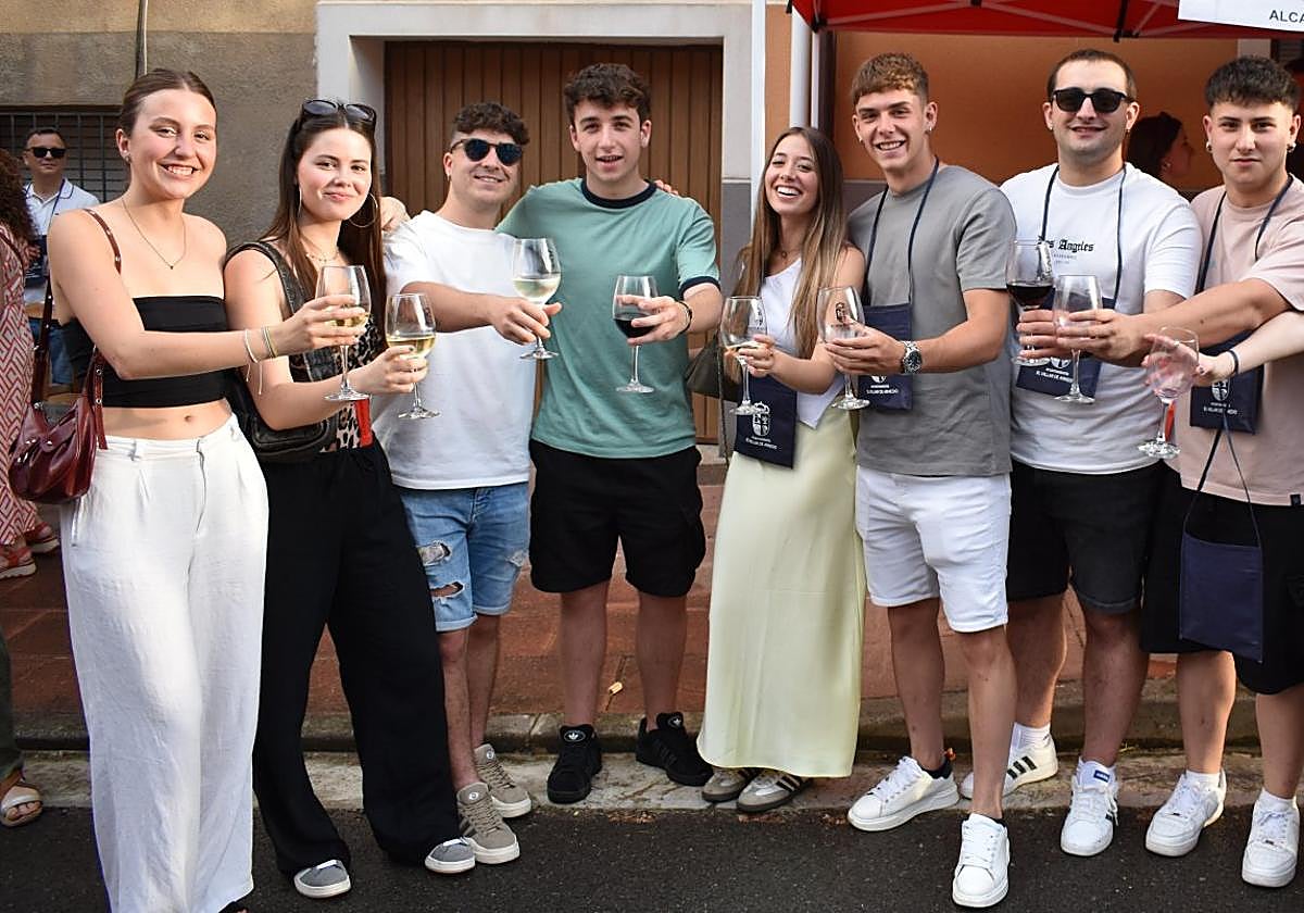Una cuadrilla de jóvenes disfruta del vino Rioja en El Villar de Arnedo.
