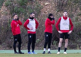 Pablo Bobadilla, a la derecha, en un entrenamiento de la UD Logroñés.
