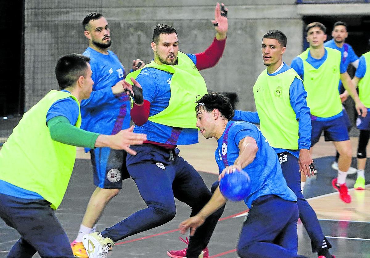 Oriol Zarzuela avanza con el balón en un entrenamiento del Ciudad de Logroño en el Palacio.