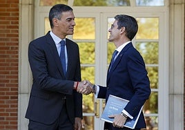 Gonzalo Capellán saluda a Pedro Sánchez en el encuentro bilateral que ambos presidentes tuvieron en septiembre de 2024 en Moncloa.