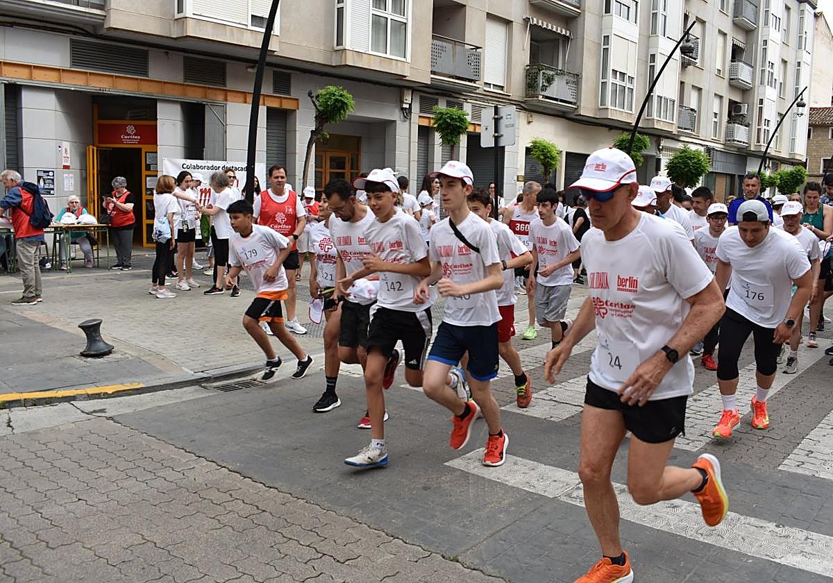Salida de los corredores frente a la sede de Cáritas Interparroquial de Calahorra.