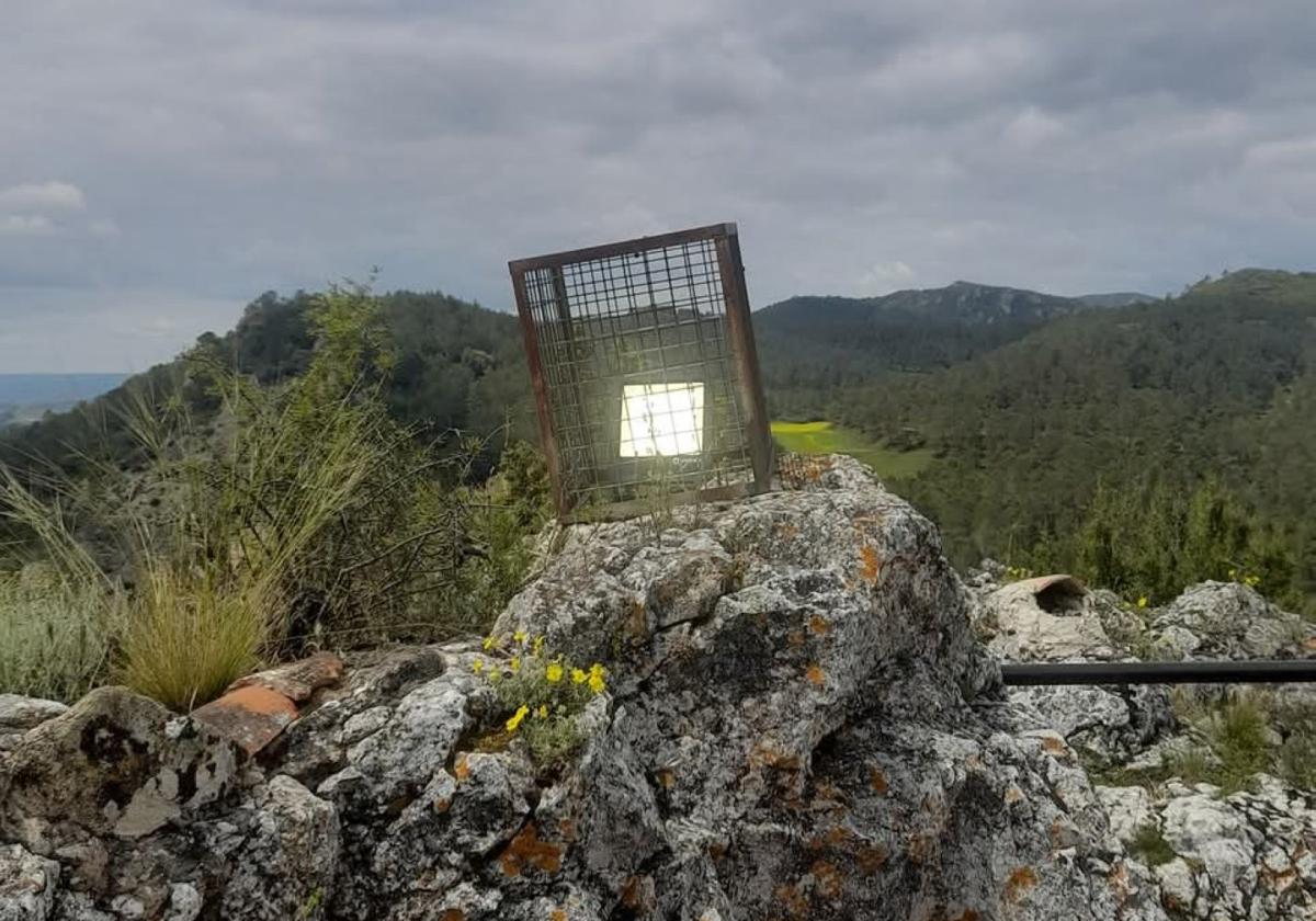 Uno de los focos restaurado que iluminan a San Felices.