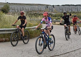 Varios participantes en la BTT de Pradejón.