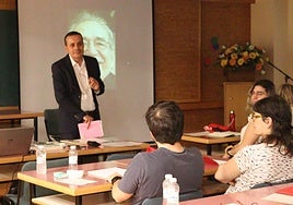 Carlos Fidalgo escucha a uno de los alumnos del II Retiro de Creación Literaria en el centro 'Ain Karin', de Haro.