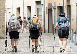 Varias peregrinas a su paso por Logroño, en una de las calles del Casco Antiguo.
