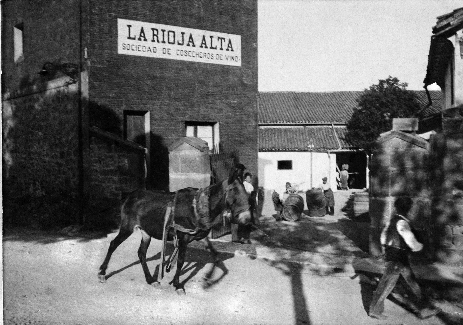 Histórica entrada a la bodega jarrera La Rioja Alta.