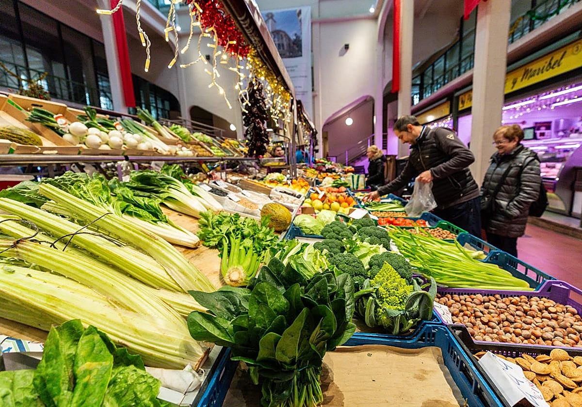 Detalle de uno de los puestos de verduras en el mercado de abastos de la capital.