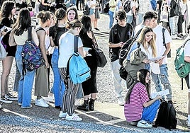 Alumnos esperando para acceder a los exámenes de la EBAU (ahora PAU) en la convocatoria de hace tres años.