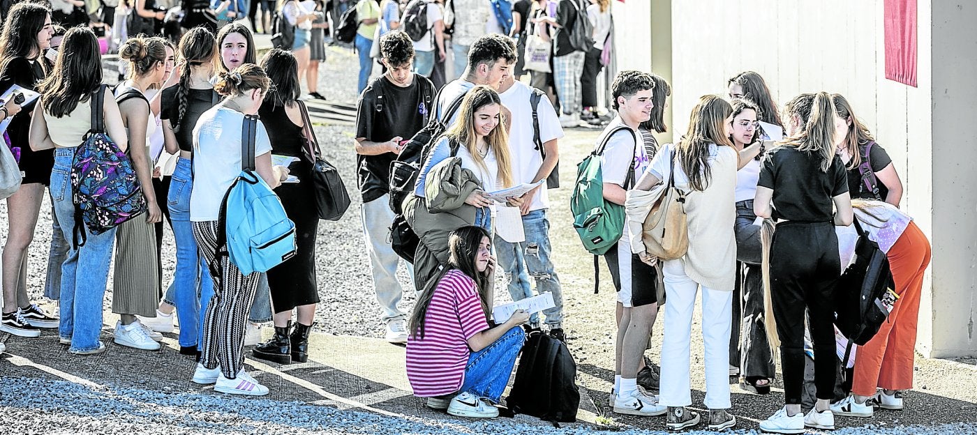 Alumnos esperando para acceder a los exámenes de la EBAU (ahora PAU) en la convocatoria de hace tres años.
