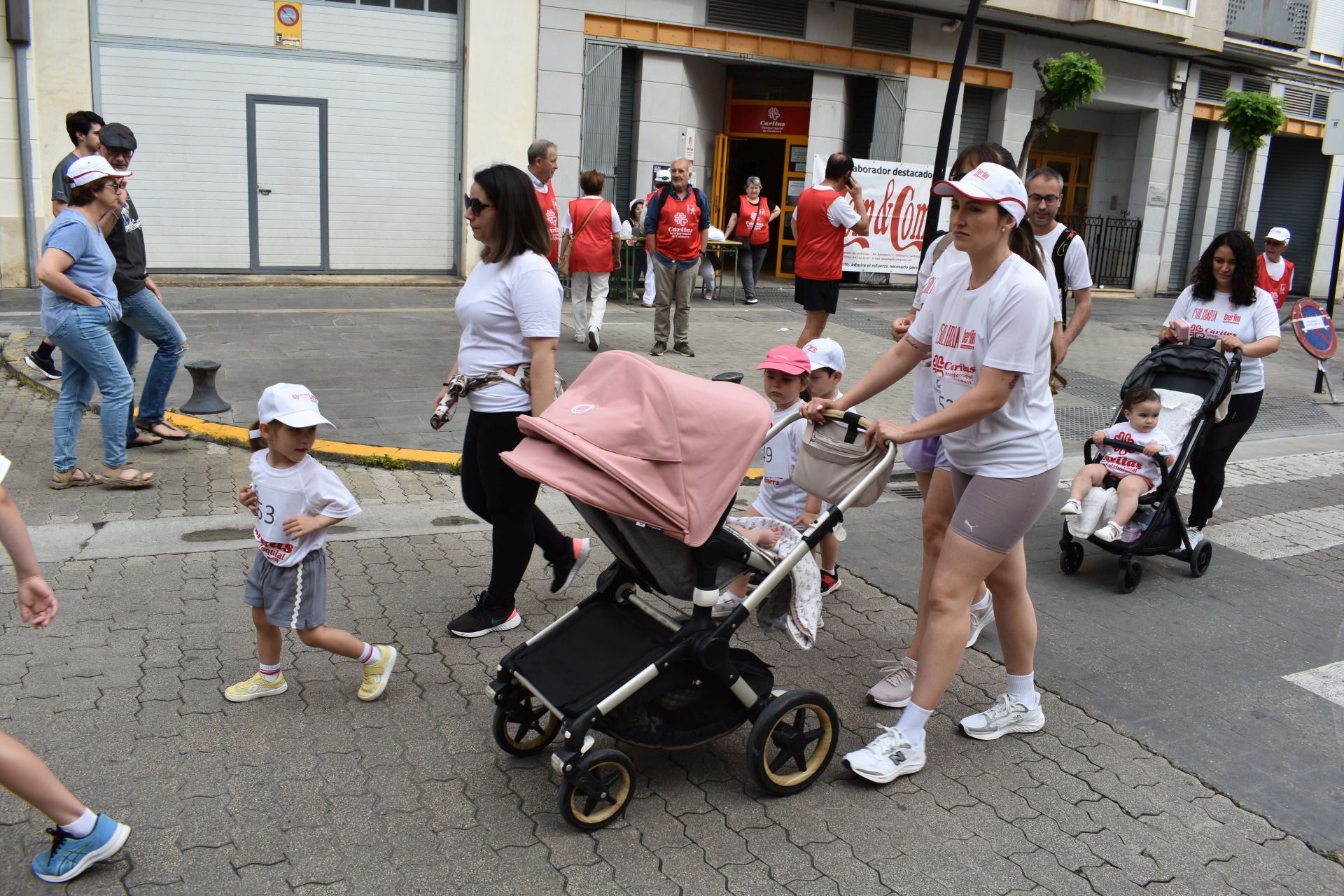 La Carrera Solidaria de Cáritas, en imágenes