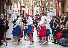 Grupo de Danzas de Santo Domingo en la procesión de las doncellas.