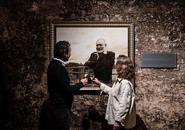 Fotografía enmarcada en el espacio de la bodega dedicado a Hemingway.