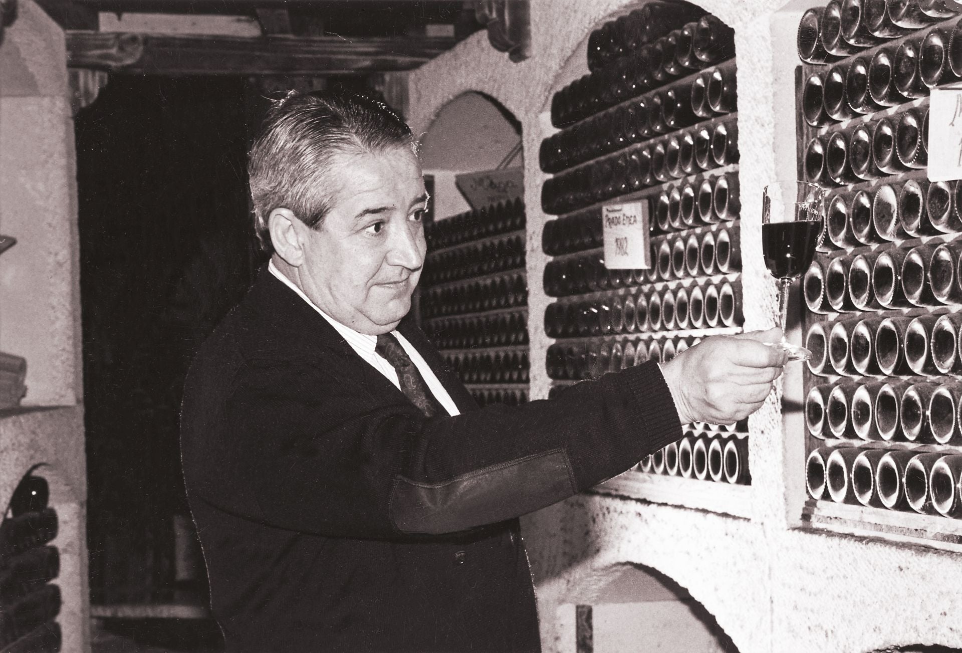 Isacín Muga, padre de Isaac, catando uno de los primeros Prado Enea.