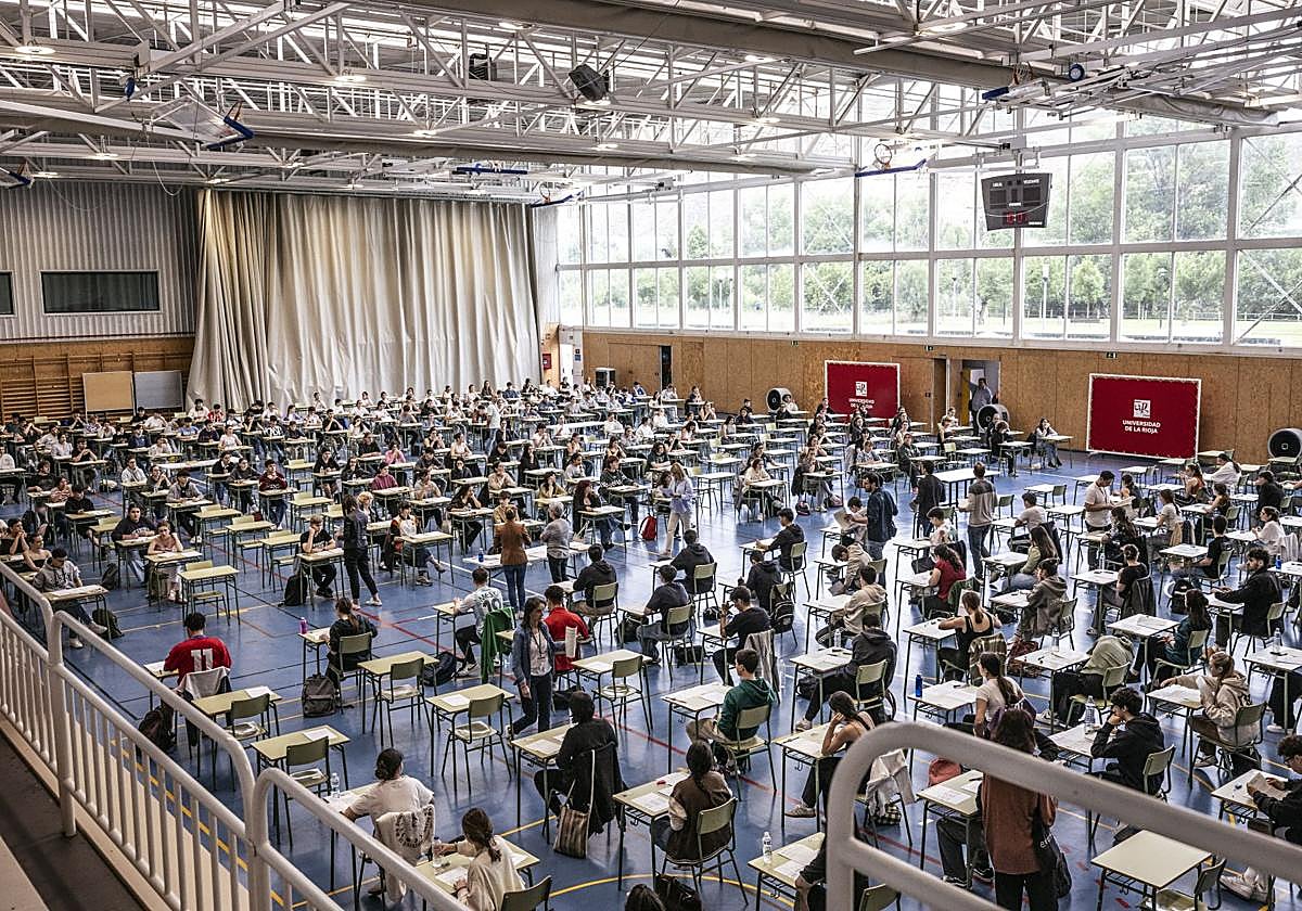 Solo boli negro o azul y nada de marcar los exámenes: las normas de la PAU 2025