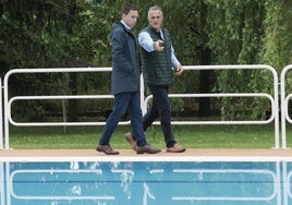 Daniel Osés y José María Pastor, en las piscinas de navarrete.