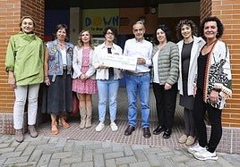 Responsables de Salud, del proyecto y de Arsido, en la entrega del cheque.