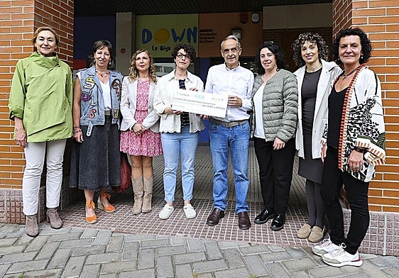 Responsables de Salud, del proyecto y de Arsido, en la entrega del cheque.