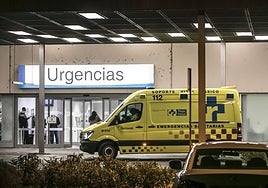 Una ambulancia a las puertas de Urgencias del San Pedro.