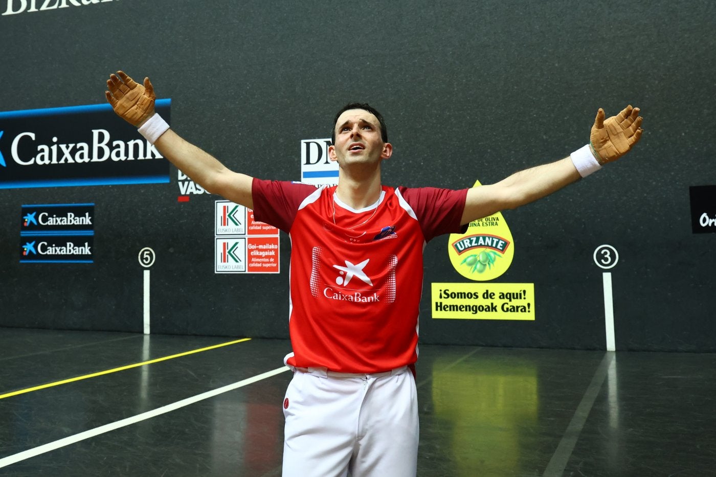 Jokin Altuna celebra su título en el Manomanista, el cuarto, tras acabar su partido contra Artola.