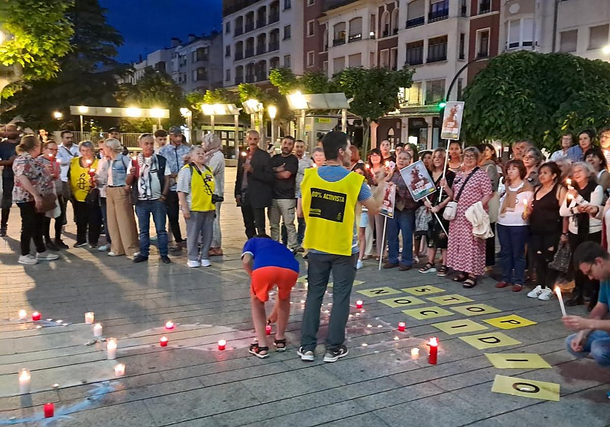 Participantes en la concentración, en el paseo de Mercadal.