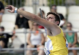 Nico Quijera lanza jabalina con la camiseta del Pamplona Atlético.